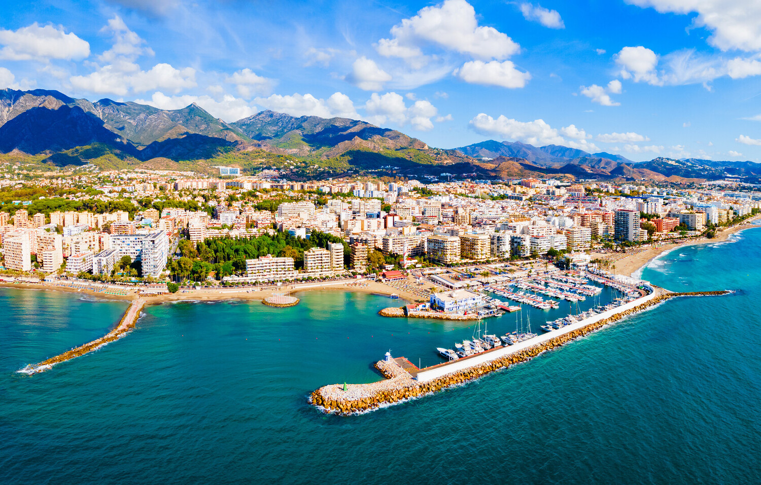 Puerto Banús och Marbellas marinor. Ett socialt liv som flyter mellan arbete och fritid.